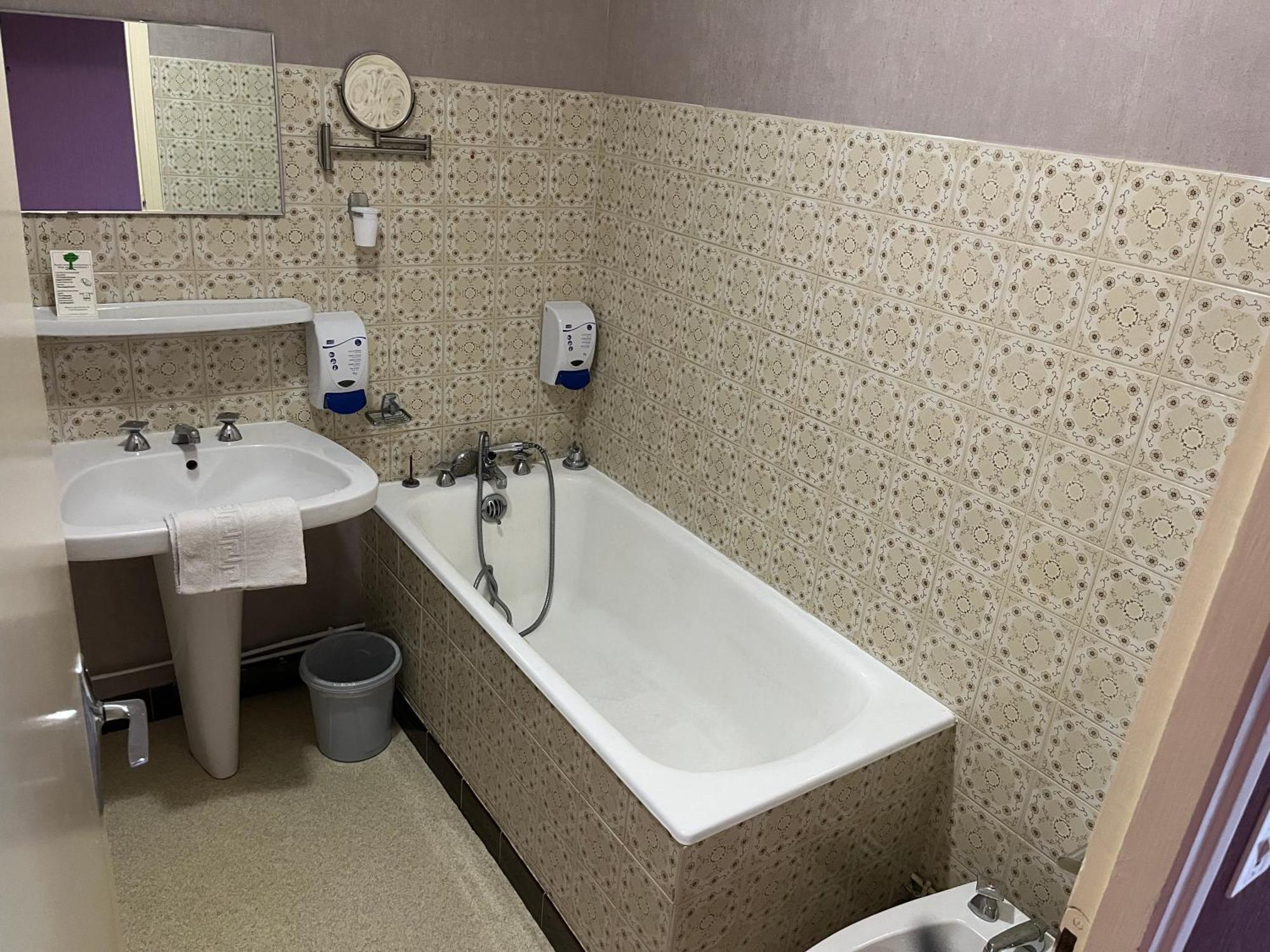 Hotel Le Lyon Vert Commentry المظهر الخارجي الصورة