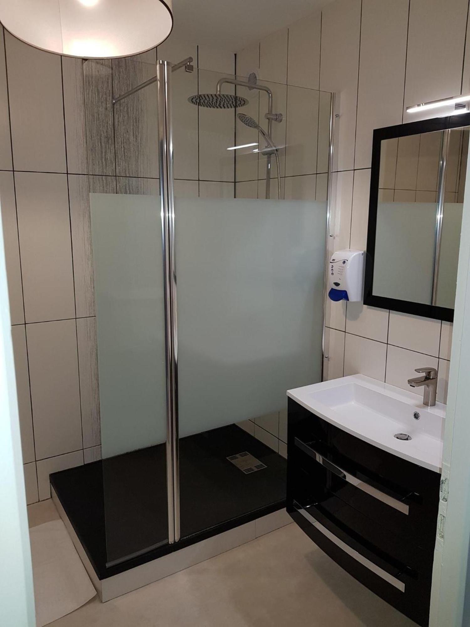 Hotel Le Lyon Vert Commentry المظهر الخارجي الصورة