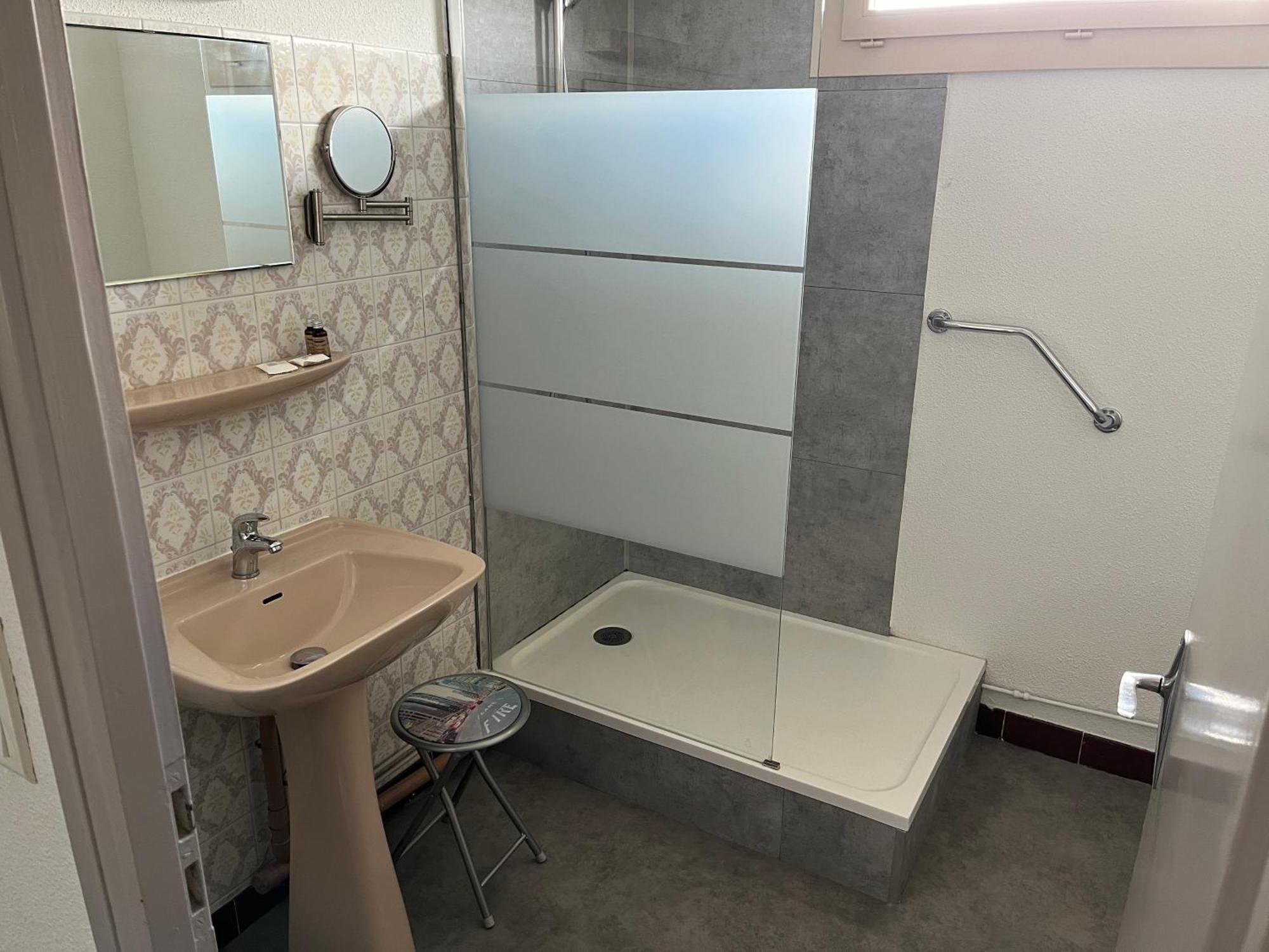Hotel Le Lyon Vert Commentry المظهر الخارجي الصورة
