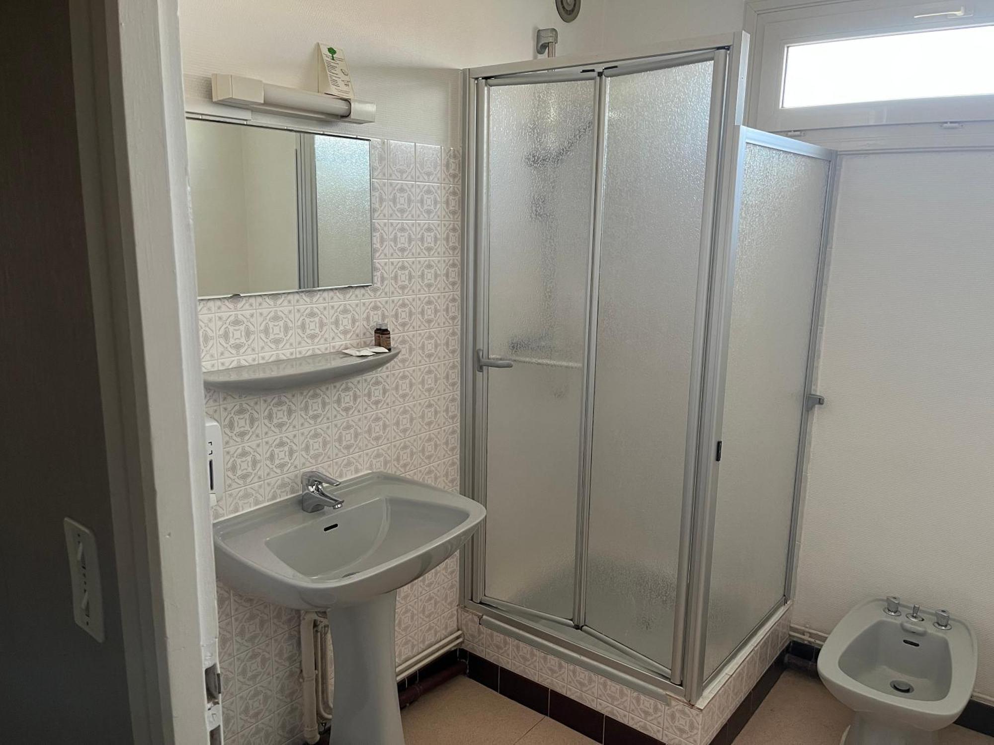 Hotel Le Lyon Vert Commentry المظهر الخارجي الصورة