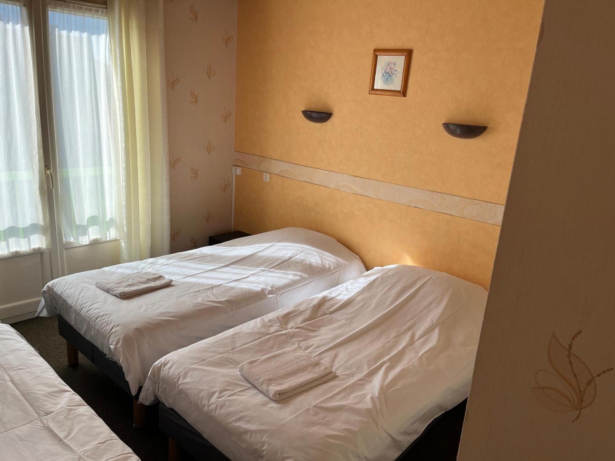 Hotel Le Lyon Vert Commentry المظهر الخارجي الصورة
