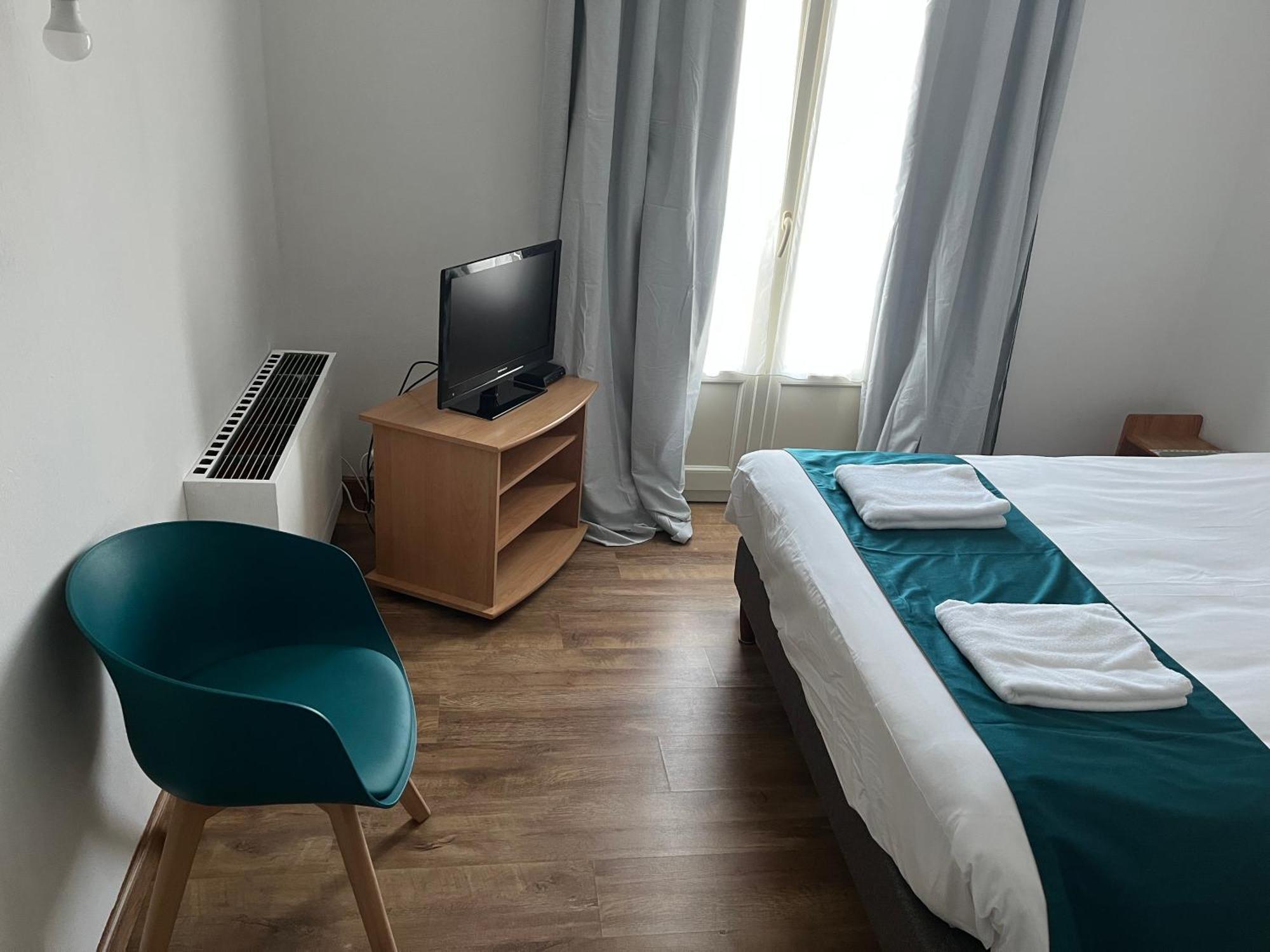 Hotel Le Lyon Vert Commentry المظهر الخارجي الصورة