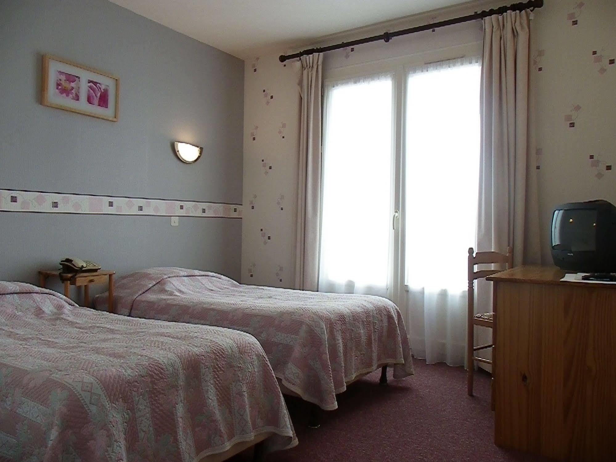Hotel Le Lyon Vert Commentry المظهر الخارجي الصورة